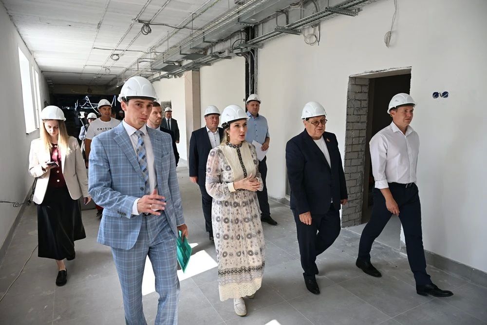 Председатель Фонда защиты детей оценила ход строительства супершколы в Барнауле и встретилась с алтайскими волонтерами Председатель Фонда защиты детей оценила ход строительства супершколы в Барнауле и встретилась с алтайскими волонтерами