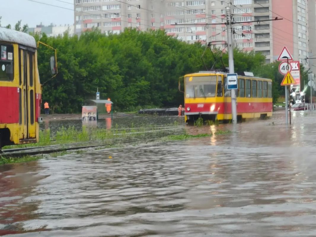 Дождь затопил дорогу на улице Попова в Барнауле: как ходит транспорт Дождь затопил дорогу на улице Попова в Барнауле: как ходит транспорт