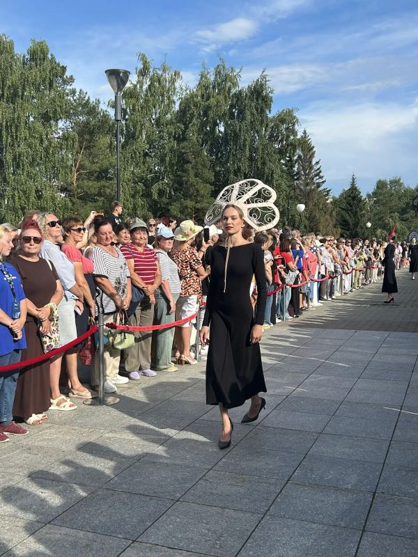 Модели в дизайнерских кокошниках открыли «красную дорожку» Шукшинского кинофестиваля Модели в дизайнерских кокошниках открыли «красную дорожку» Шукшинского кинофестиваля