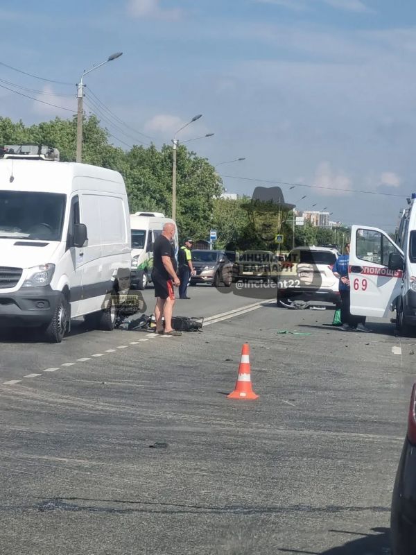 В Барнауле насмерть сбили курьера на пересечении Павловского тракта и улицы Звездной, сообщает "Инцидент Барнаул" В Барнауле насмерть сбили курьера на пересечении Павловского тракта и улицы Звездной, сообщает "Инцидент Барнаул"