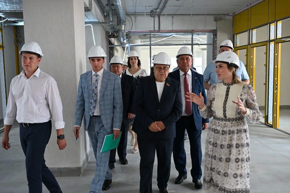 Председатель Фонда защиты детей оценила ход строительства супершколы в Барнауле и встретилась с алтайскими волонтерами Председатель Фонда защиты детей оценила ход строительства супершколы в Барнауле и встретилась с алтайскими волонтерами