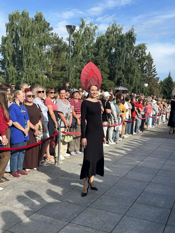 Модели в дизайнерских кокошниках открыли «красную дорожку» Шукшинского кинофестиваля Модели в дизайнерских кокошниках открыли «красную дорожку» Шукшинского кинофестиваля
