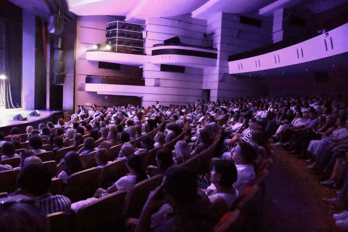 В Алтайском крае состоялась премьера моноспектакля Даниила Страхова «Бей в поэта» В Алтайском крае состоялась премьера моноспектакля Даниила Страхова «Бей в поэта»