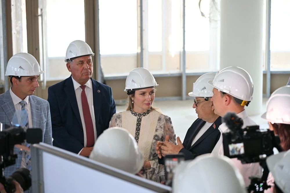 Председатель Фонда защиты детей оценила ход строительства супершколы в Барнауле и встретилась с алтайскими волонтерами Председатель Фонда защиты детей оценила ход строительства супершколы в Барнауле и встретилась с алтайскими волонтерами