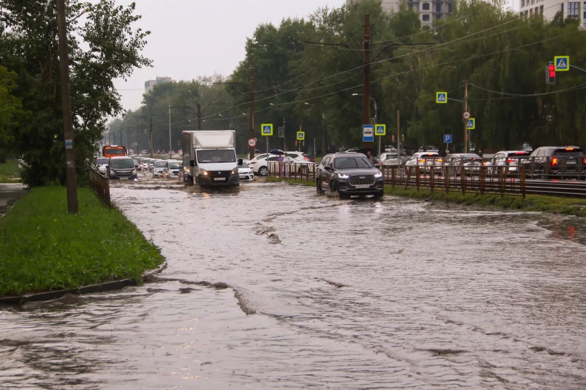 Барнаул наконец накрыл долгожданный дождь после затяжной жары Барнаул наконец накрыл долгожданный дождь после затяжной жары