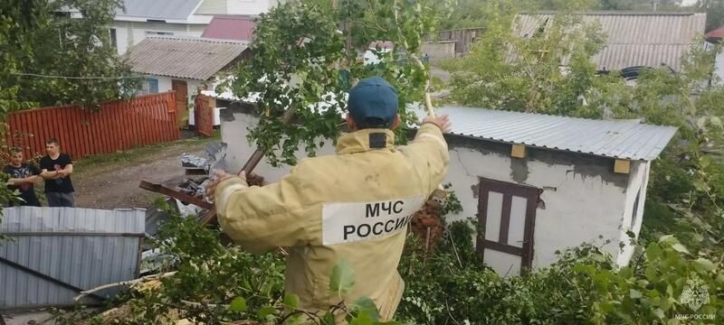 В Алтайском крае спасатели продолжают устранять последствия урагана В Алтайском крае спасатели продолжают устранять последствия урагана