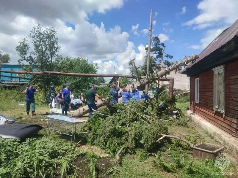 В Алтайском крае спасатели продолжают устранять последствия урагана В Алтайском крае спасатели продолжают устранять последствия урагана