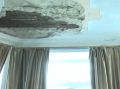 Куски штукатурки рухнули с потолка квартиры в центре Барнаула
