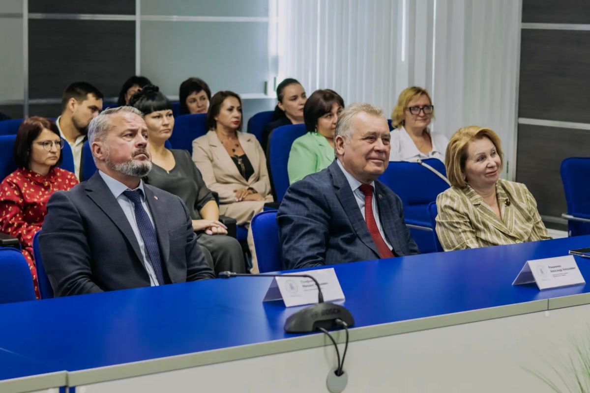 Сотрудники и преподаватели АлтГПУ получили благодарности министра спорта региона Сотрудники и преподаватели АлтГПУ получили благодарности министра спорта региона