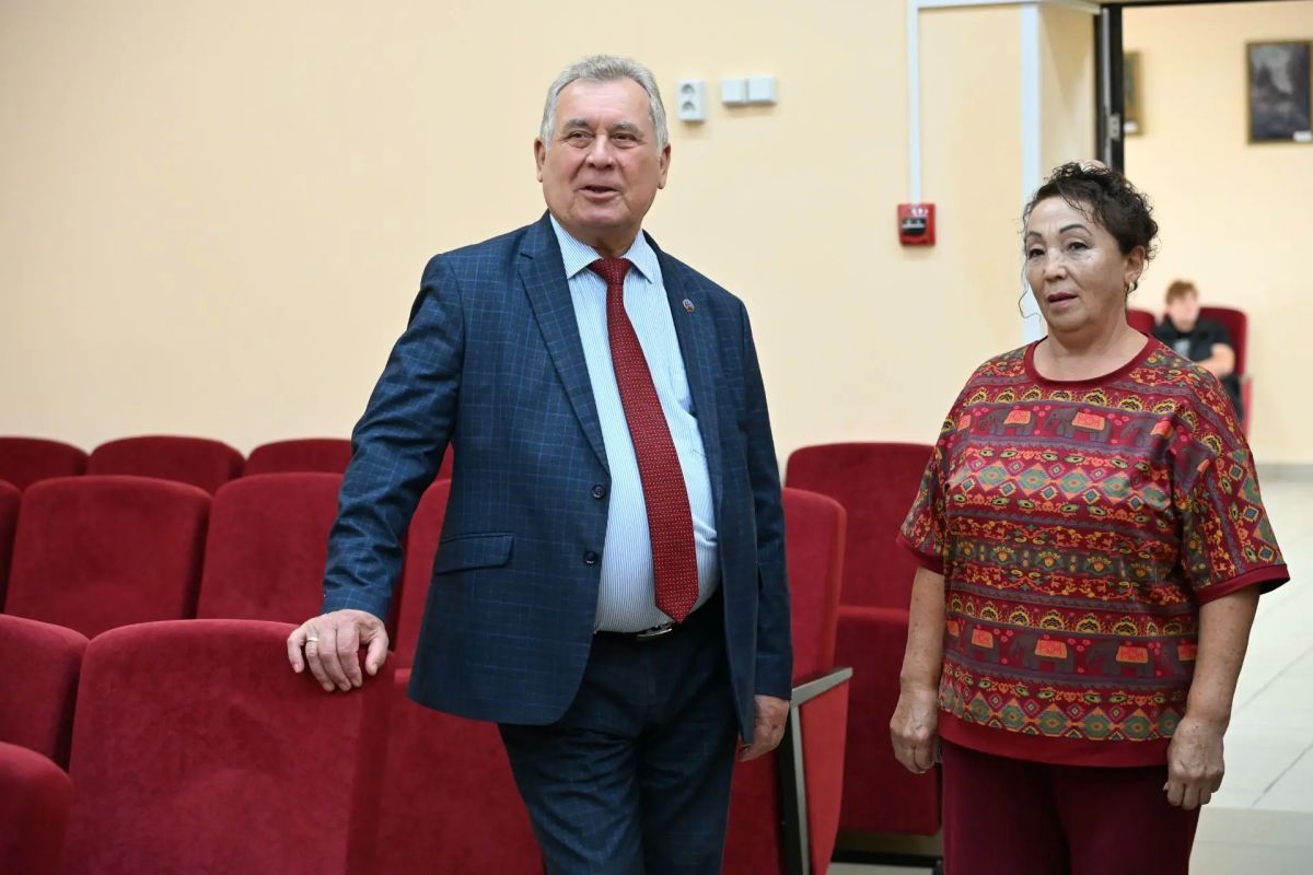 Александр Романенко посетил ФАП и Дом культуры в Третьяковском районе Александр Романенко посетил ФАП и Дом культуры в Третьяковском районе