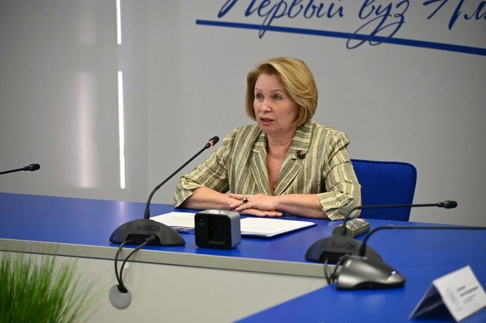 Александр Романенко вручил краевые награды сотрудникам педагогического университета Александр Романенко вручил краевые награды сотрудникам педагогического университета