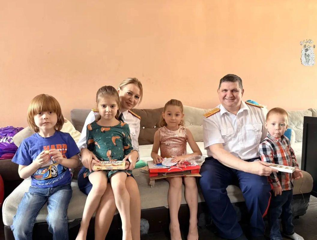 Накануне Дня знаний руководитель следственного управления генерал-лейтенант юстиции Игорь Владимирович Колесниченко вновь приехал в гости к семье, чтобы поздравить девочек с началом учебного года Накануне Дня знаний руководитель следственного управления генерал-лейтенант юстиции Игорь Владимирович Колесниченко вновь приехал в гости к семье, чтобы поздравить девочек с началом учебного года