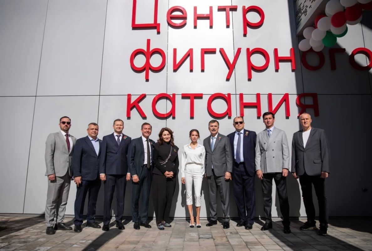 Алина Загитова открыла школу фигурного катания Алина Загитова открыла школу фигурного катания