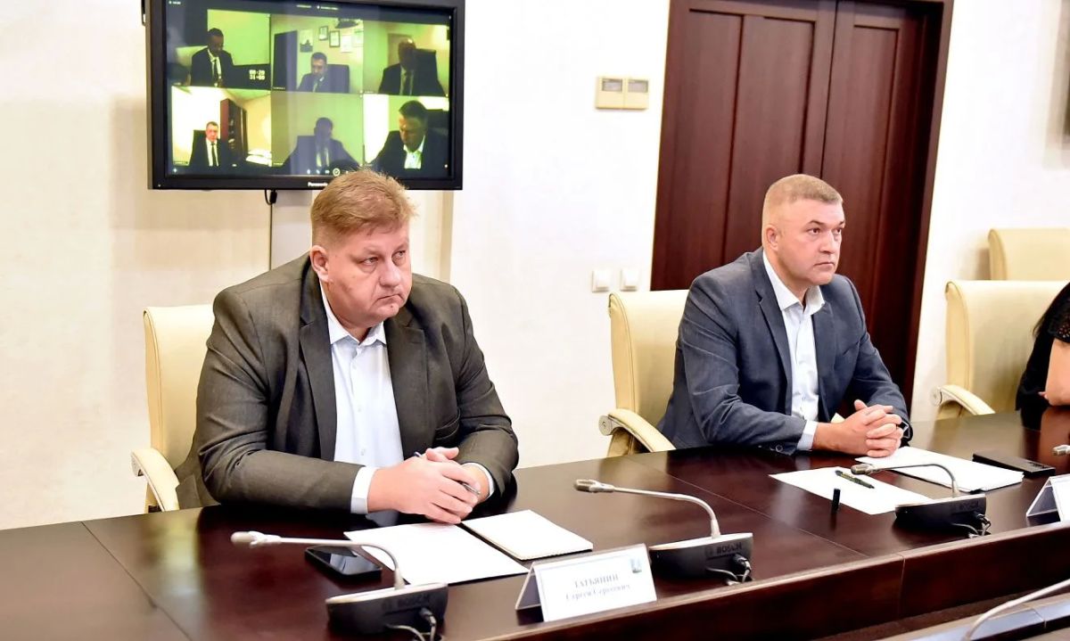 Вячеслав Франк провёл оперативное аппаратное совещание Вячеслав Франк провёл оперативное аппаратное совещание
