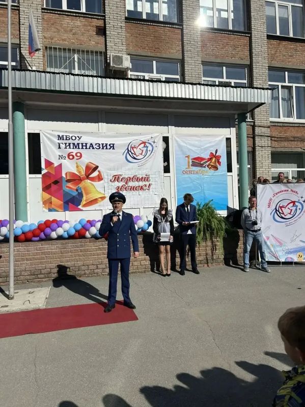 Прокурор Железнодорожного района г.Барнаула Артем Тимофеев принял участие в торжественной линейке, посвященной Дню знаний, в МБОУ «Гимназия № 69 им.Героя Советского Союза И.В. Панфилова» Прокурор Железнодорожного района г.Барнаула Артем Тимофеев принял участие в торжественной линейке, посвященной Дню знаний, в МБОУ «Гимназия № 69 им.Героя Советского Союза И.В. Панфилова»