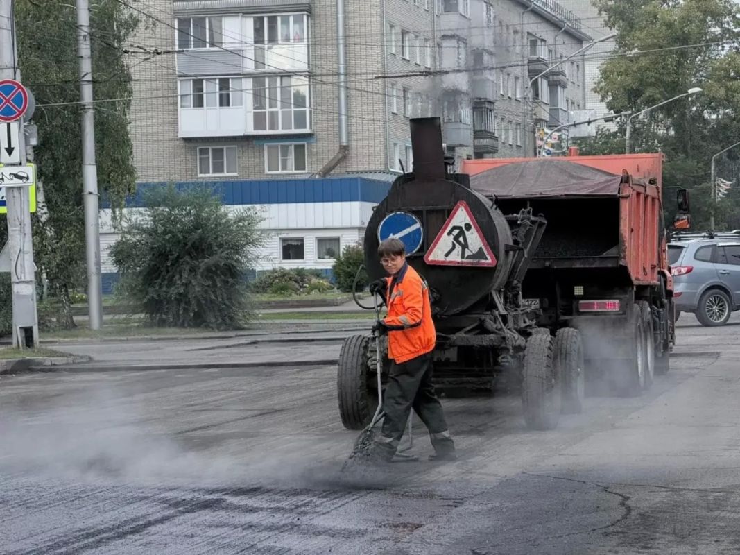 Дорожники продолжают приводить в порядок улицы Барнаула Дорожники продолжают приводить в порядок улицы Барнаула
