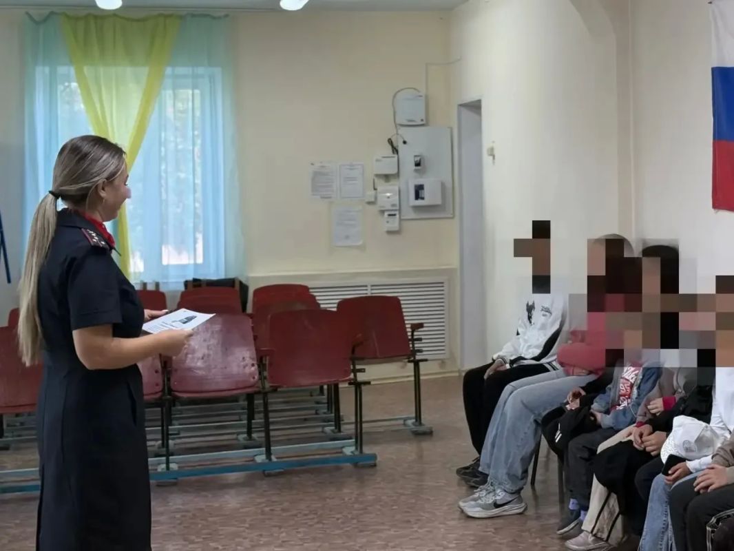 Внимание и забота о безопасности: полицейские Кулундинского района подарили праздник юным жителям ко Дню знаний Внимание и забота о безопасности: полицейские Кулундинского района подарили праздник юным жителям ко Дню знаний