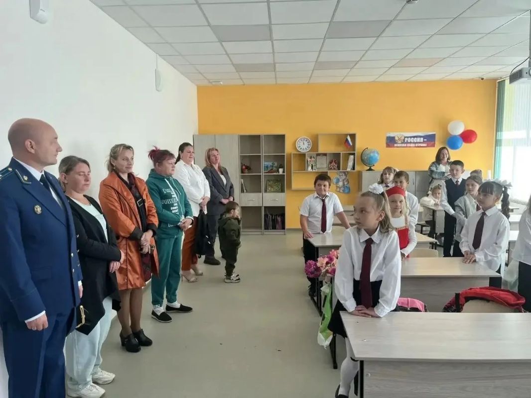 Сегодня заместитель прокурора Алтайского края Рамиль Рафиков посетил «Стуковскую общеобразовательную школу» – филиал МБОУ «Первомайская СОШ» в с.Стуково Павловского района Сегодня заместитель прокурора Алтайского края Рамиль Рафиков посетил «Стуковскую общеобразовательную школу» – филиал МБОУ «Первомайская СОШ» в с.Стуково Павловского района