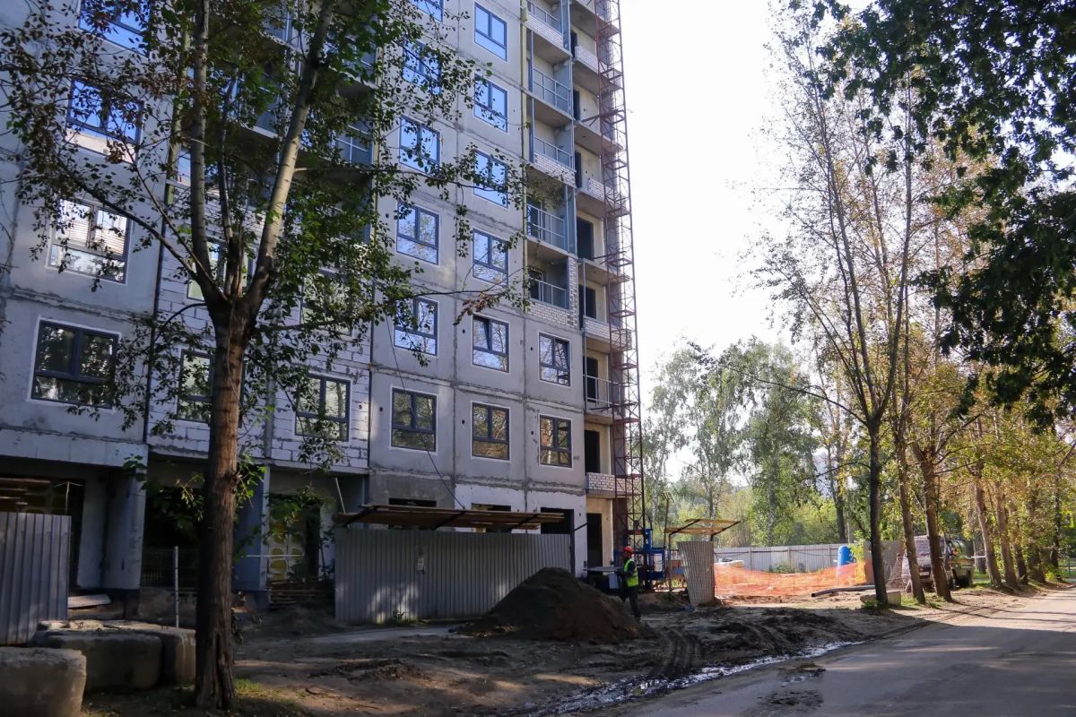 Между парком "Целинников" и зеленой зоной на Антона Петрова продолжается строительство нового ЖК "Дом культуры" Между парком "Целинников" и зеленой зоной на Антона Петрова продолжается строительство нового ЖК "Дом культуры"