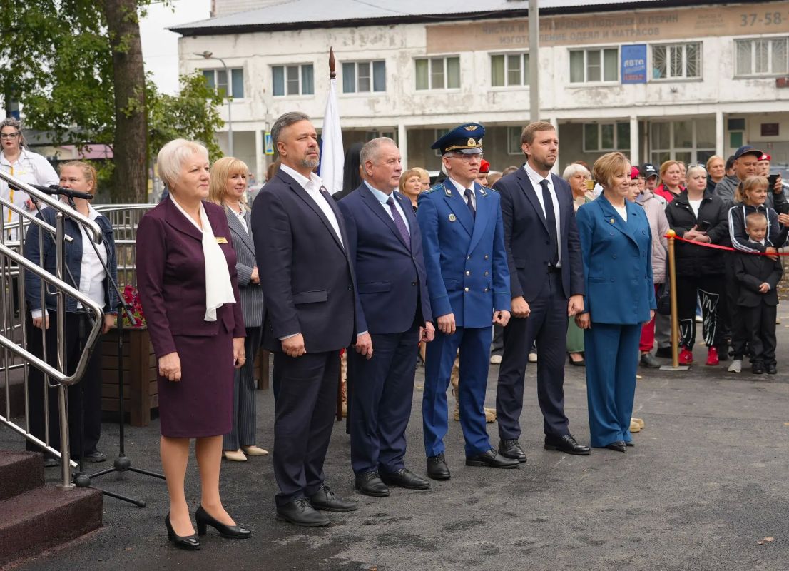 Прокурор города Бийска Владимир Евдокимов принял участие в торжественной линейке, посвященной 1 сентября, в МБОУ "Средняя общеобразовательная школа 41"