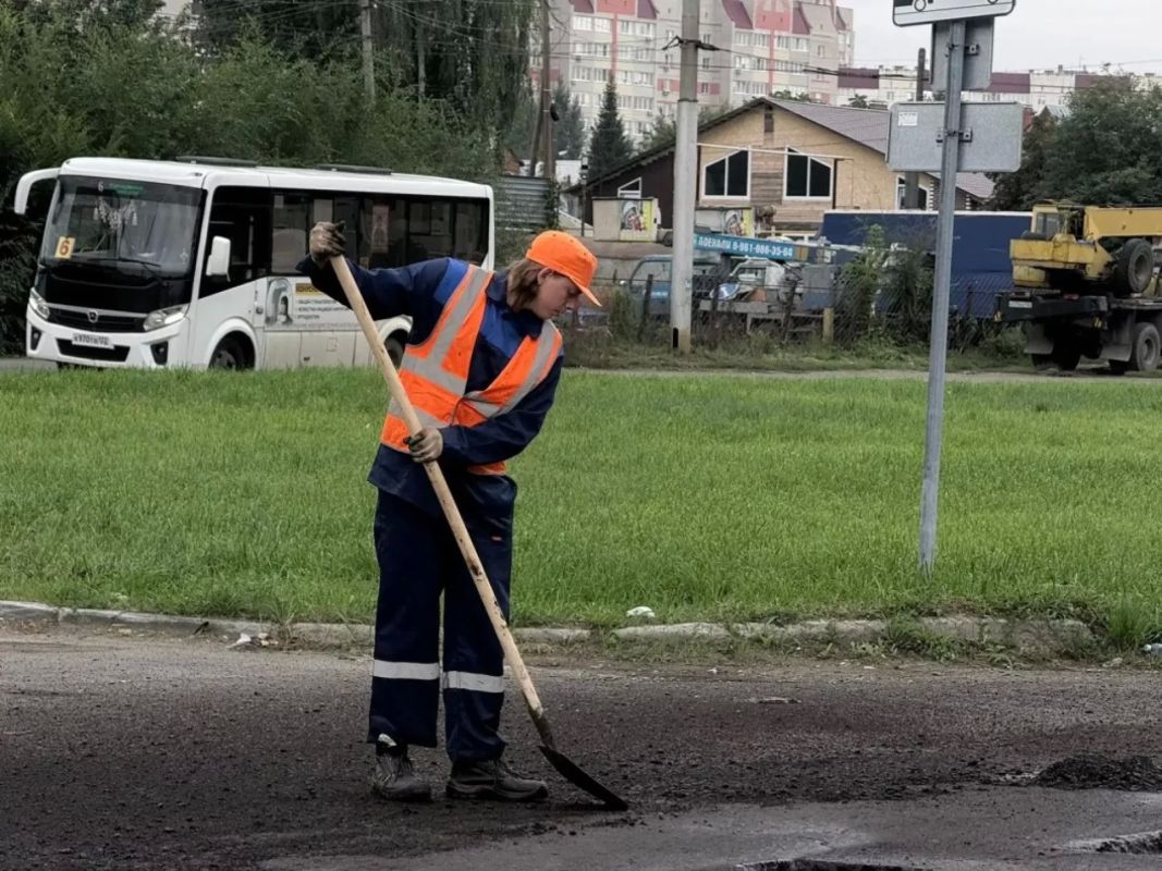 Дорожники продолжают приводить в порядок улицы Барнаула Дорожники продолжают приводить в порядок улицы Барнаула