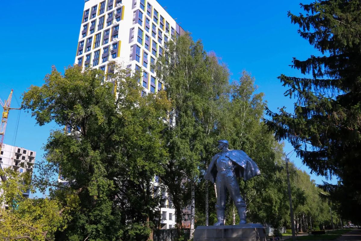 Между парком "Целинников" и зеленой зоной на Антона Петрова продолжается строительство нового ЖК "Дом культуры" Между парком "Целинников" и зеленой зоной на Антона Петрова продолжается строительство нового ЖК "Дом культуры"