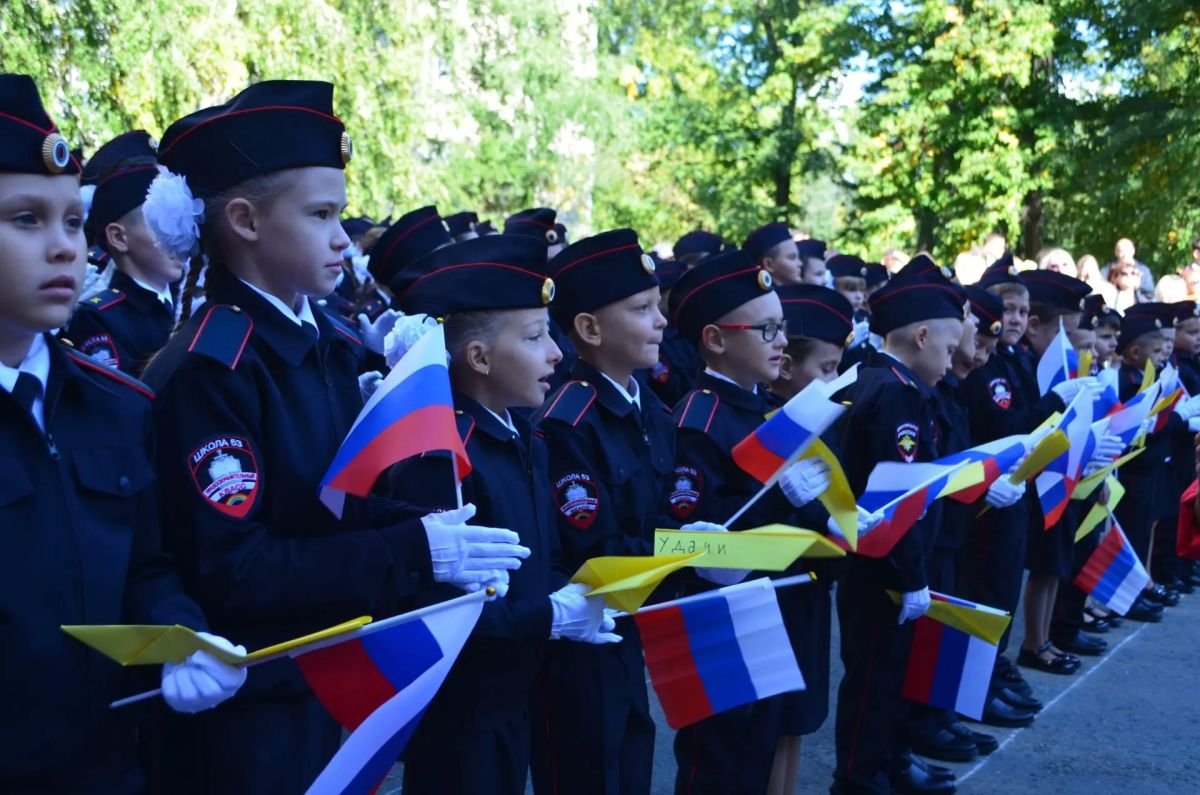 В барнаульской школе № 53 дали старт новому учебному году при участии представителей полиции В барнаульской школе № 53 дали старт новому учебному году при участии представителей полиции