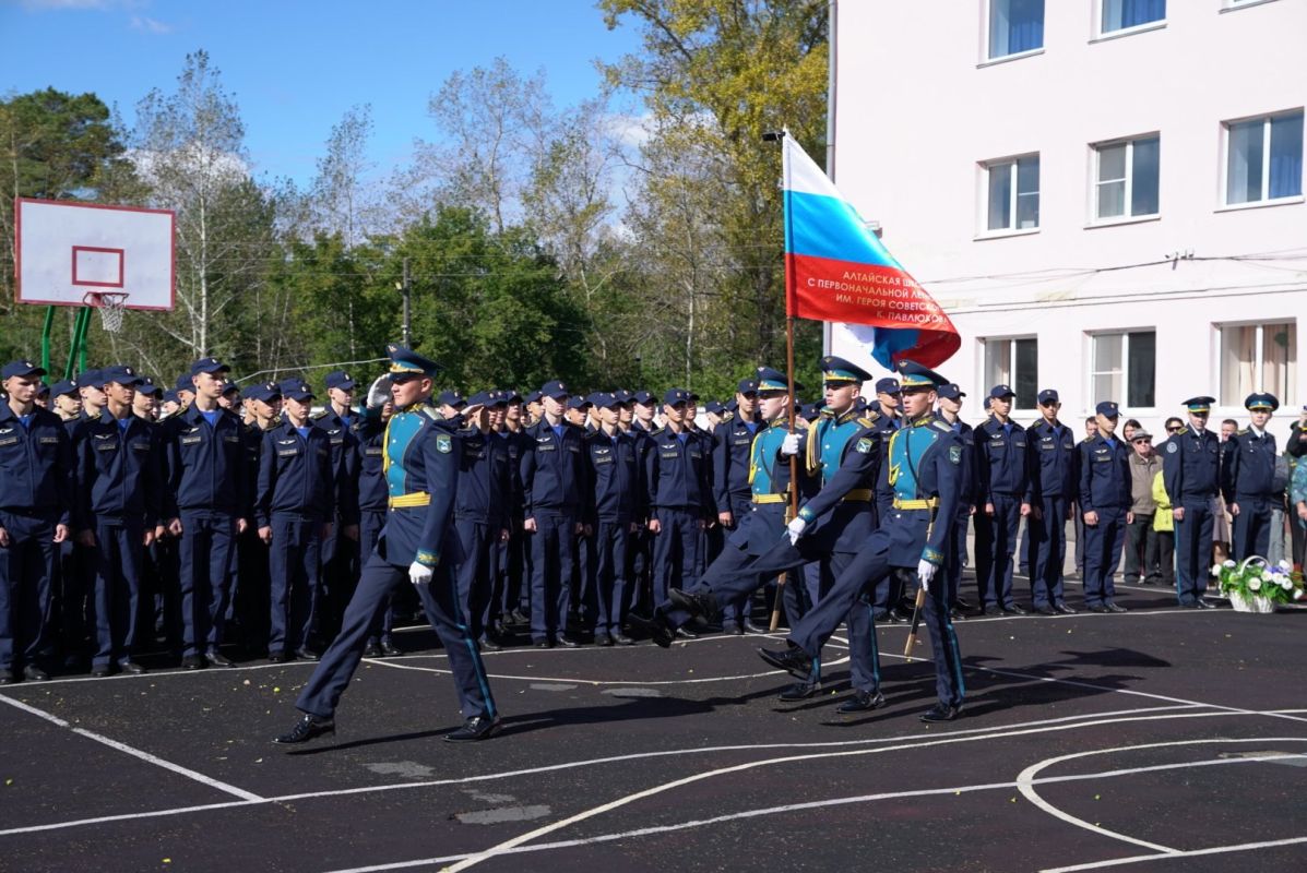Торжественная линейка, посвящённая 1 сентября, прошла в Алтайской лётной школе Торжественная линейка, посвящённая 1 сентября, прошла в Алтайской лётной школе