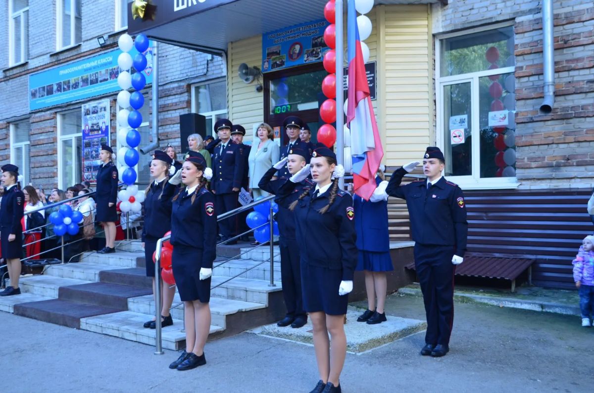 В барнаульской школе № 53 дали старт новому учебному году при участии представителей полиции В барнаульской школе № 53 дали старт новому учебному году при участии представителей полиции