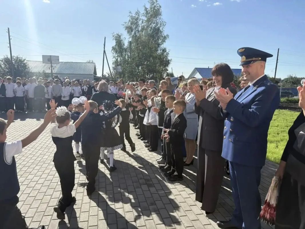 Сегодня заместитель прокурора Алтайского края Андрей Гальченко осуществил визит в МКОУ «Комарская СОШ», приуроченный к началу нового учебного года и открытию образовательного учреждения после капитального ремонта Сегодня заместитель прокурора Алтайского края Андрей Гальченко осуществил визит в МКОУ «Комарская СОШ», приуроченный к началу нового учебного года и открытию образовательного учреждения после капитального ремонта