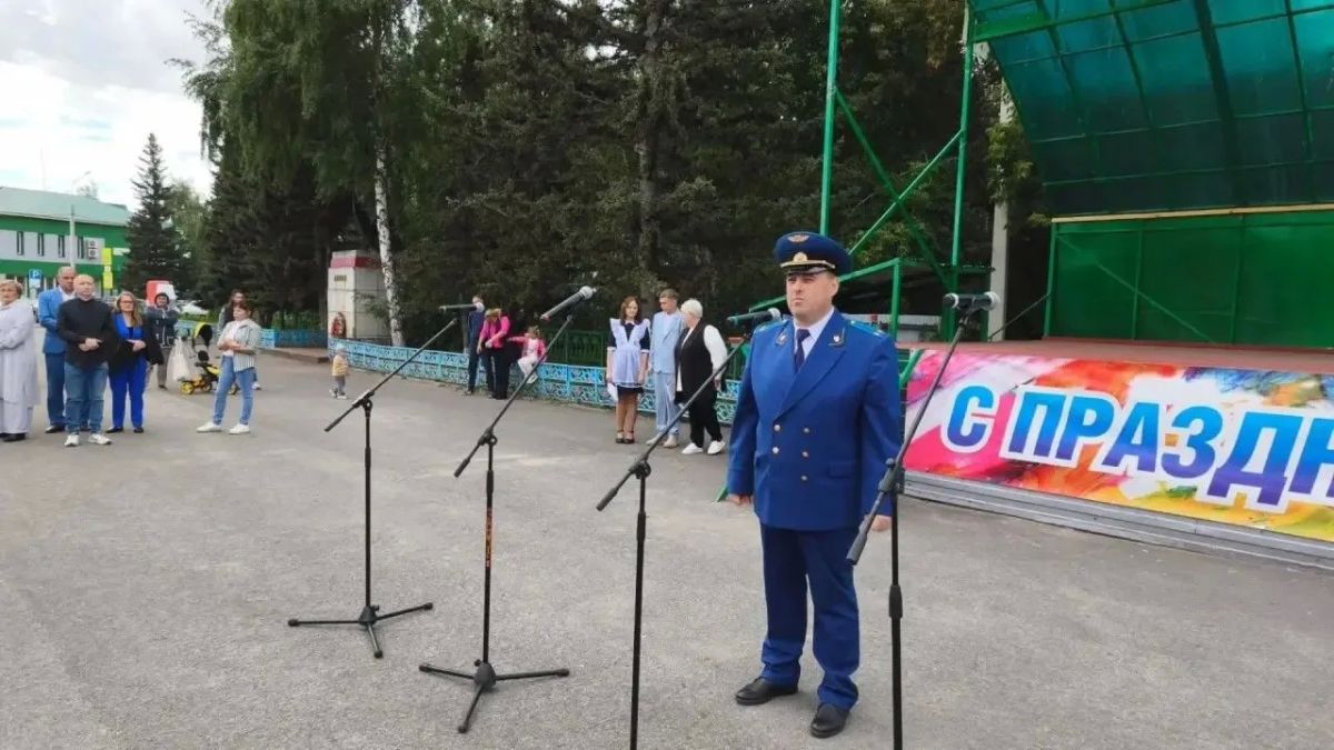 Прокурор Баевского района Максим Дюбенко принял участие в торжественной линейке, поздравил ребят, родителей и учителей и с предстоящим учебным годом Прокурор Баевского района Максим Дюбенко принял участие в торжественной линейке, поздравил ребят, родителей и учителей и с предстоящим учебным годом