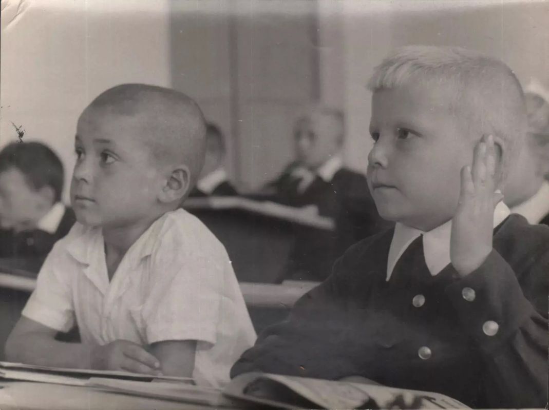 Каждый советский школьник знал: первого сентября нужно встать пораньше, надеть форму и не забыть цветы Каждый советский школьник знал: первого сентября нужно встать пораньше, надеть форму и не забыть цветы
