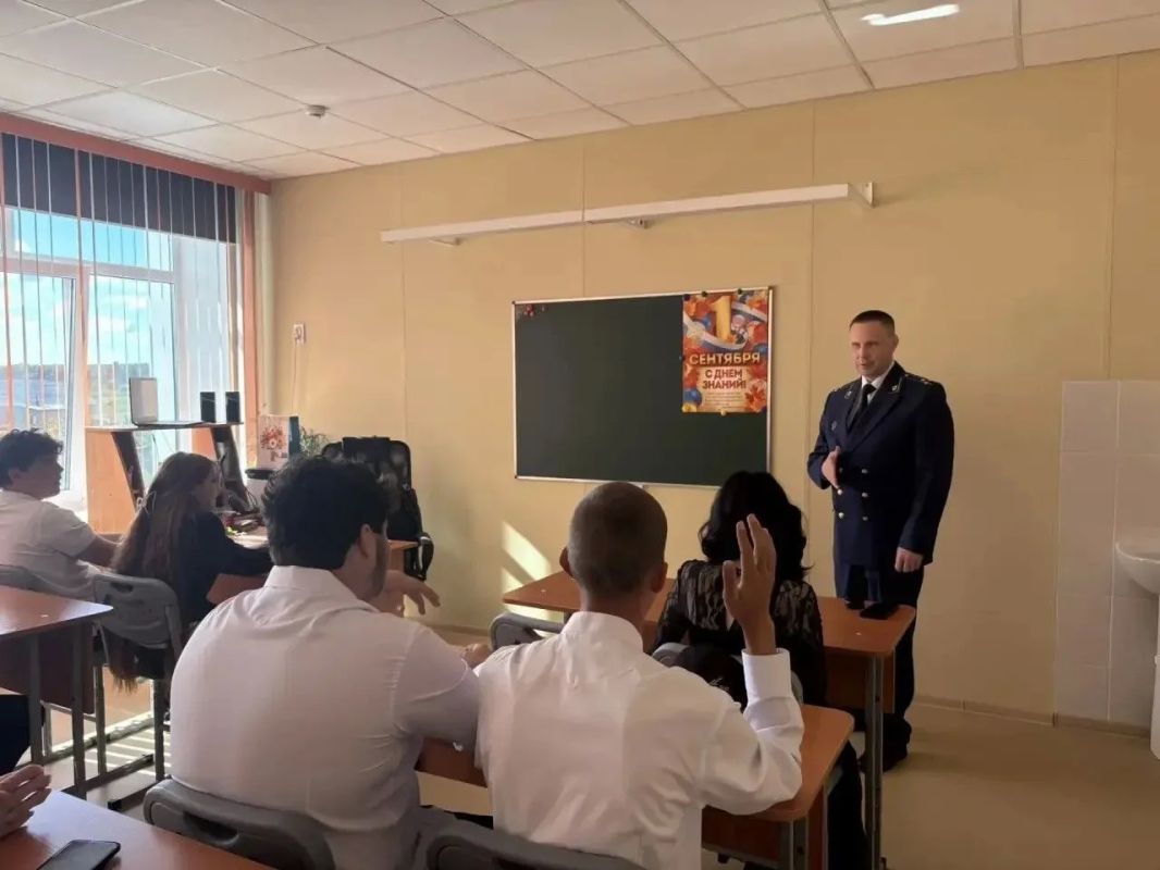 Сегодня заместитель прокурора Алтайского края Андрей Гальченко осуществил визит в МКОУ «Комарская СОШ», приуроченный к началу нового учебного года и открытию образовательного учреждения после капитального ремонта Сегодня заместитель прокурора Алтайского края Андрей Гальченко осуществил визит в МКОУ «Комарская СОШ», приуроченный к началу нового учебного года и открытию образовательного учреждения после капитального ремонта