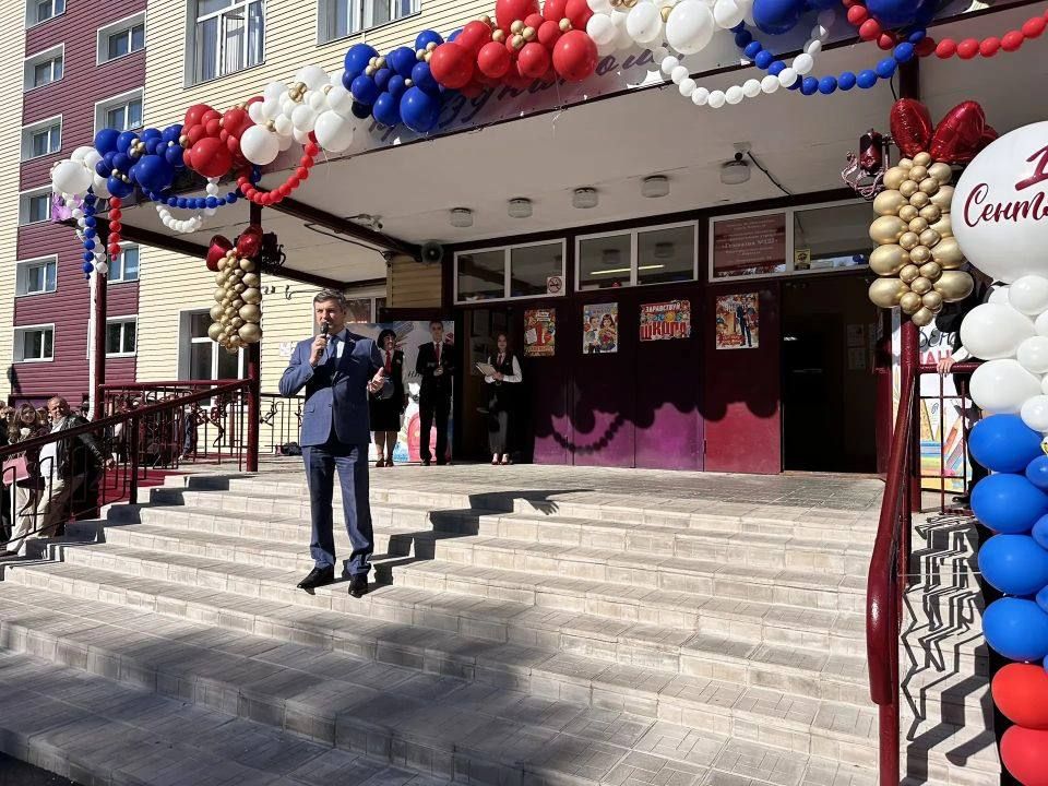 Депутаты Барнаульской гордумы поздравили школьников с Днём знаний Депутаты Барнаульской гордумы поздравили школьников с Днём знаний