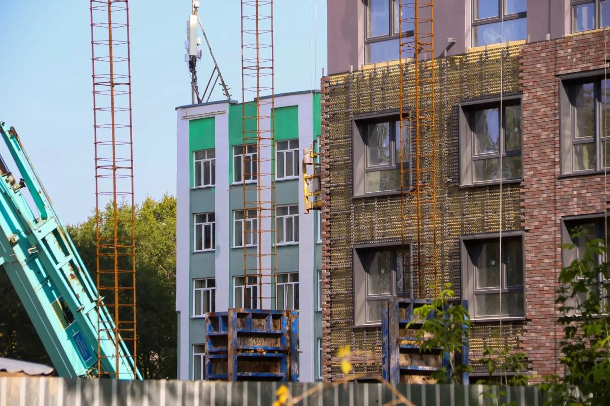 Между парком "Целинников" и зеленой зоной на Антона Петрова продолжается строительство нового ЖК "Дом культуры" Между парком "Целинников" и зеленой зоной на Антона Петрова продолжается строительство нового ЖК "Дом культуры"