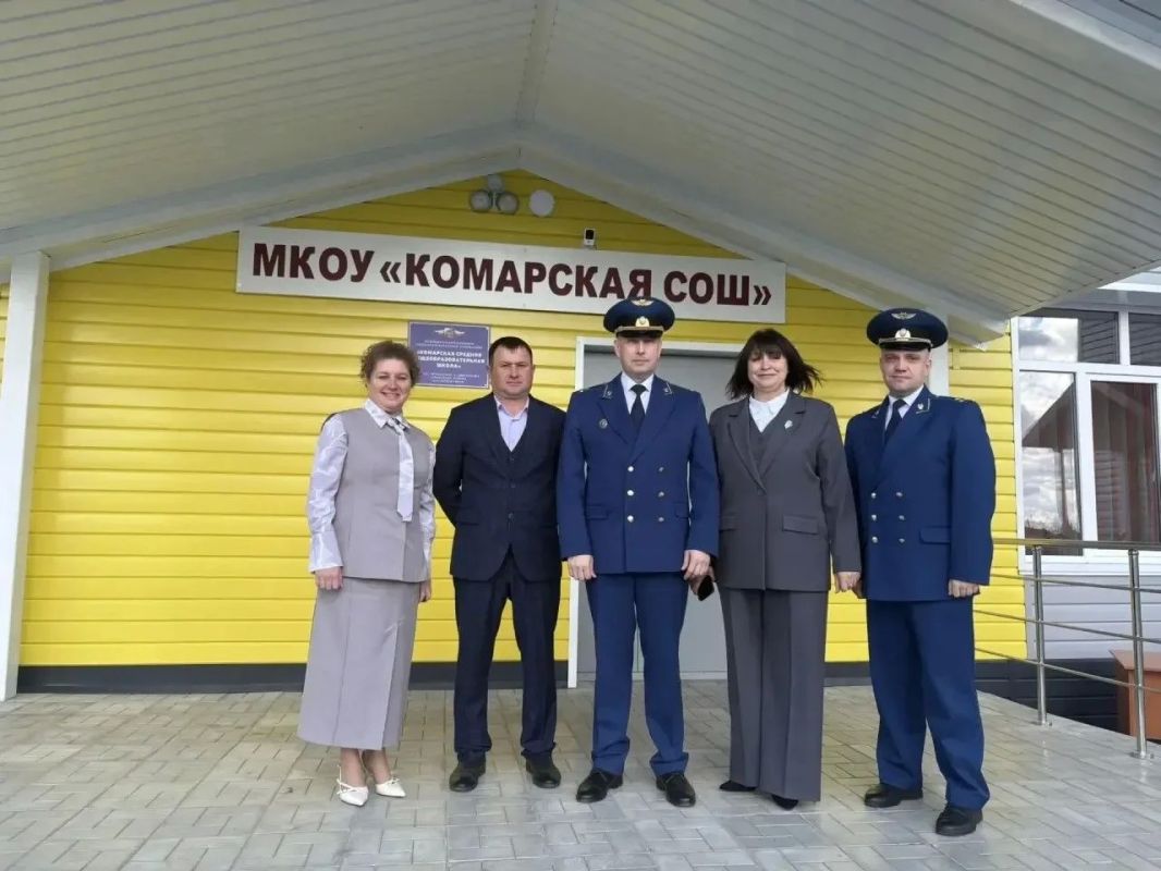 Сегодня заместитель прокурора Алтайского края Андрей Гальченко осуществил визит в МКОУ «Комарская СОШ», приуроченный к началу нового учебного года и открытию образовательного учреждения после капитального ремонта Сегодня заместитель прокурора Алтайского края Андрей Гальченко осуществил визит в МКОУ «Комарская СОШ», приуроченный к началу нового учебного года и открытию образовательного учреждения после капитального ремонта