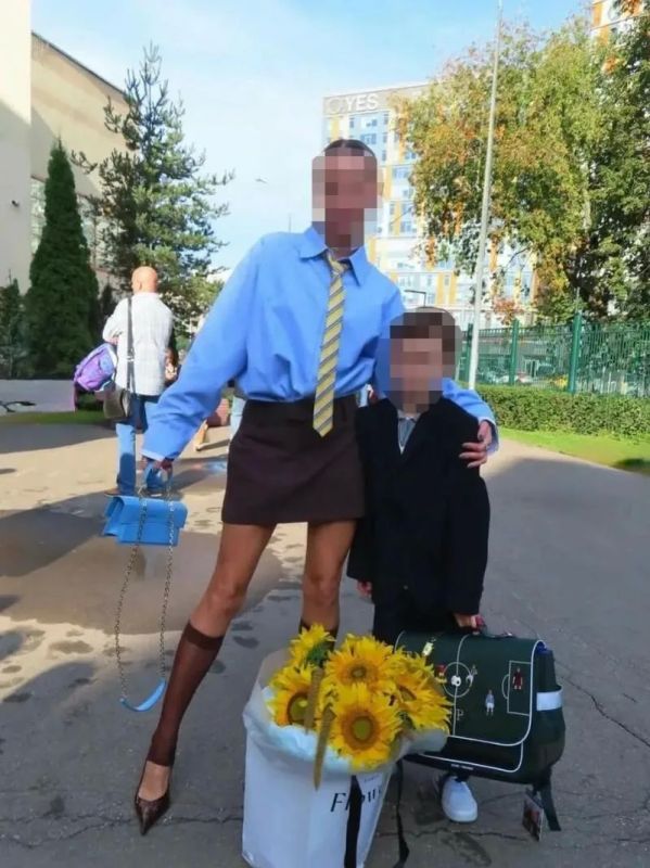 "Наряды эскортниц". Образы мам на школьных линейках вызвали возмущения в соцсетях "Наряды эскортниц". Образы мам на школьных линейках вызвали возмущения в соцсетях