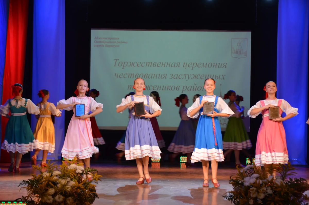В Октябрьском районе Барнаула открыли обновленную Доску Почета В Октябрьском районе Барнаула открыли обновленную Доску Почета
