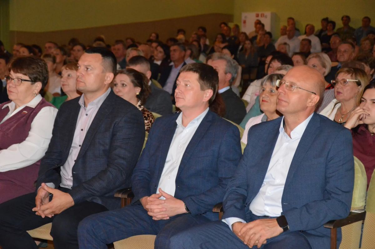 В Октябрьском районе Барнаула открыли обновленную Доску Почета В Октябрьском районе Барнаула открыли обновленную Доску Почета