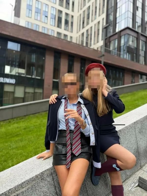 "Наряды эскортниц". Образы мам на школьных линейках вызвали возмущения в соцсетях "Наряды эскортниц". Образы мам на школьных линейках вызвали возмущения в соцсетях