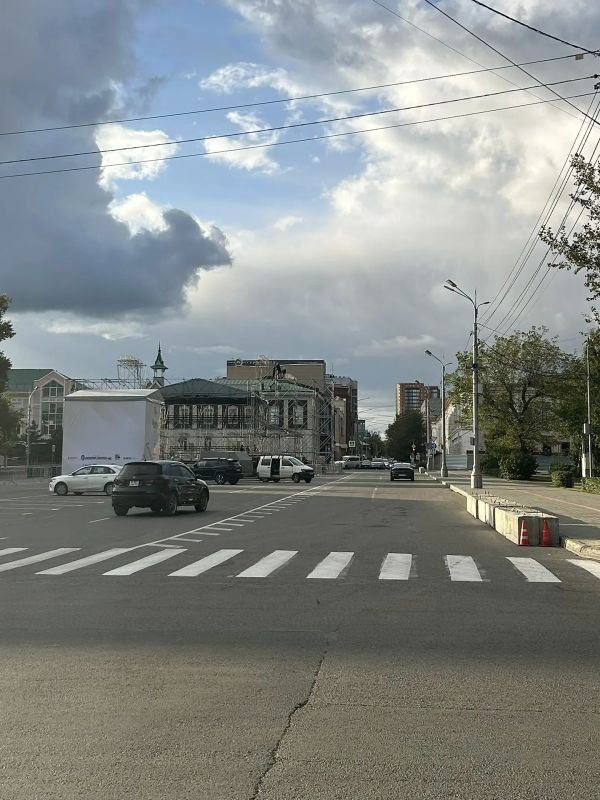 Главную сцену монтируют ко Дню города в Барнауле Главную сцену монтируют ко Дню города в Барнауле
