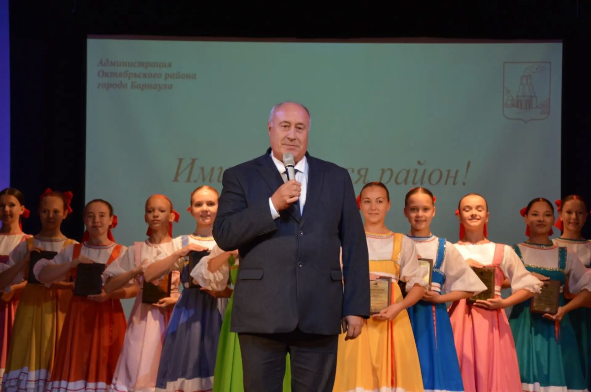 В Октябрьском районе Барнаула открыли обновленную Доску Почета В Октябрьском районе Барнаула открыли обновленную Доску Почета