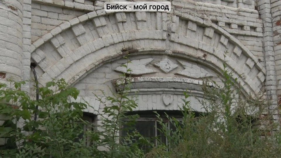 Своей основной частью с витринными окнами этот добротный двухэтажный кирпичный дом выходит на ул. Советскую. Построен он был в начале 20 века Своей основной частью с витринными окнами этот добротный двухэтажный кирпичный дом выходит на ул. Советскую. Построен он был в начале 20 века