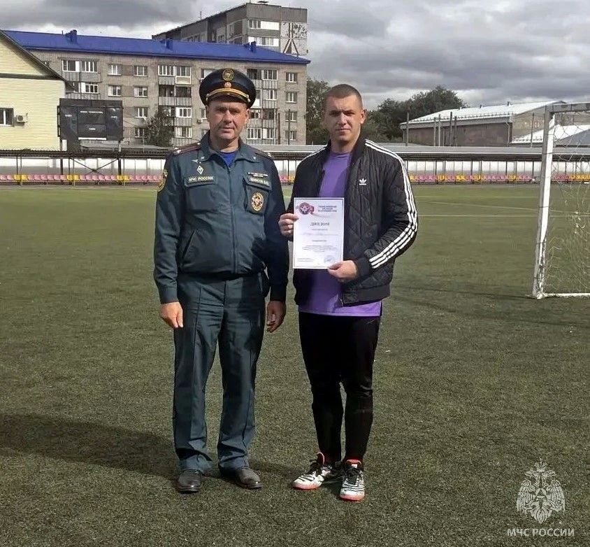 Встреча на футбольном поле: пожарные выяснили, кто сильнее в командном виде спорта Встреча на футбольном поле: пожарные выяснили, кто сильнее в командном виде спорта