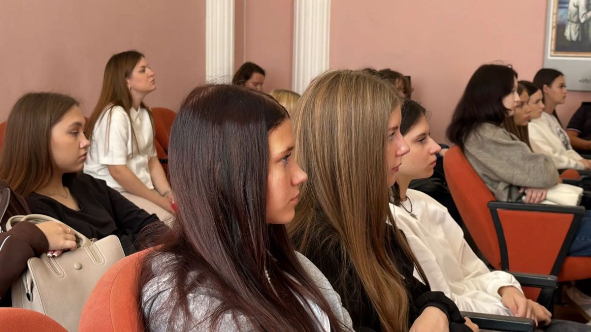 Полицейские рассказали первокурсникам о методах вербовки террористов Полицейские рассказали первокурсникам о методах вербовки террористов