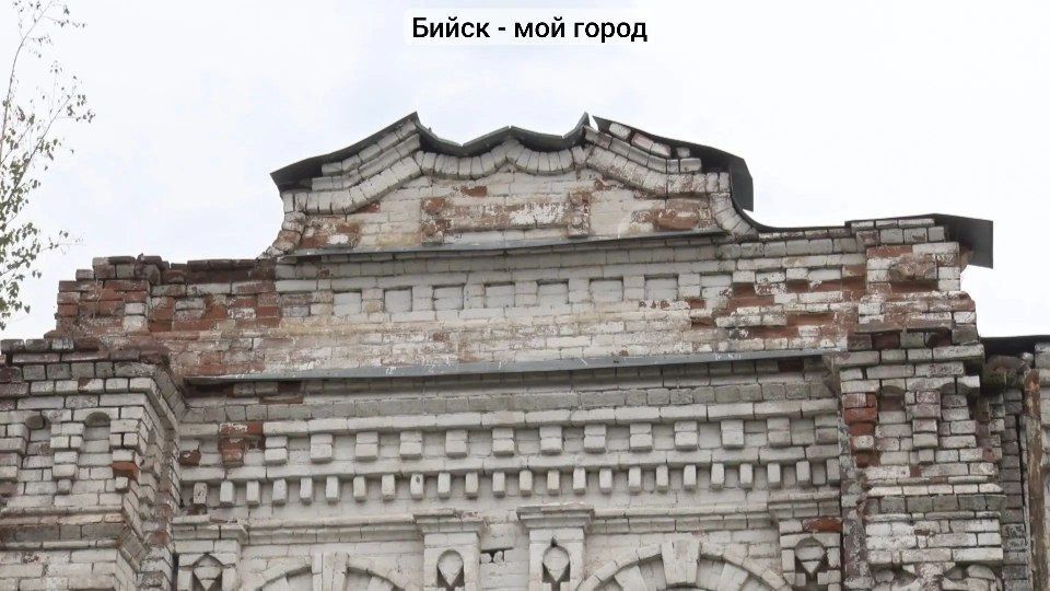 Своей основной частью с витринными окнами этот добротный двухэтажный кирпичный дом выходит на ул. Советскую. Построен он был в начале 20 века Своей основной частью с витринными окнами этот добротный двухэтажный кирпичный дом выходит на ул. Советскую. Построен он был в начале 20 века
