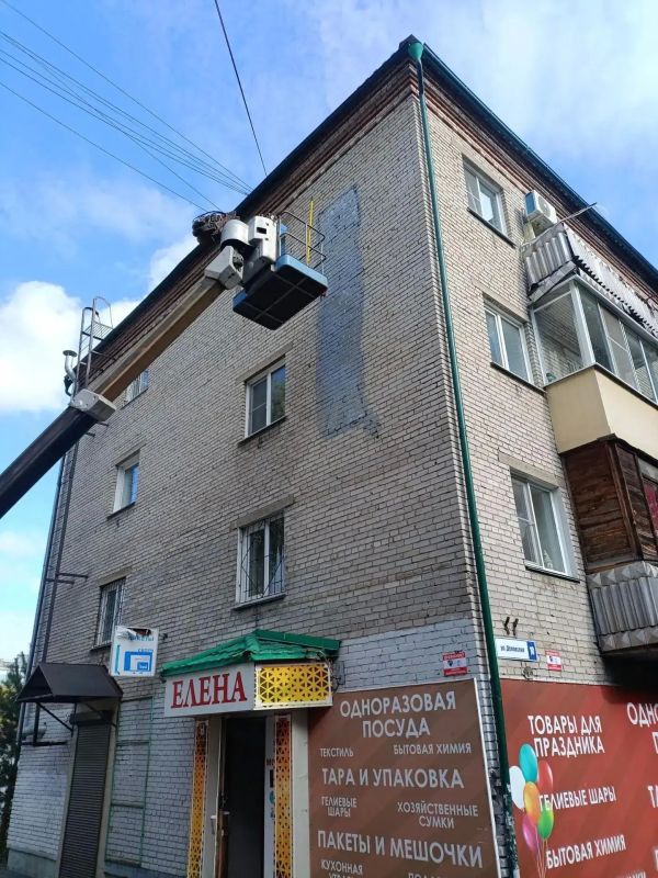Одинаковые граффити, появившиеся на фасадах двух многоквартирных домов в Барнауле, закрасили после жалоб горожан Одинаковые граффити, появившиеся на фасадах двух многоквартирных домов в Барнауле, закрасили после жалоб горожан
