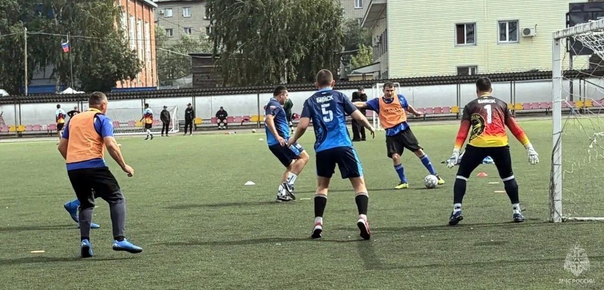 Встреча на футбольном поле: пожарные выяснили, кто сильнее в командном виде спорта Встреча на футбольном поле: пожарные выяснили, кто сильнее в командном виде спорта