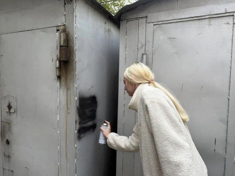 Студенты закрасили наркограффити в Октябрьском районе Барнаула Студенты закрасили наркограффити в Октябрьском районе Барнаула