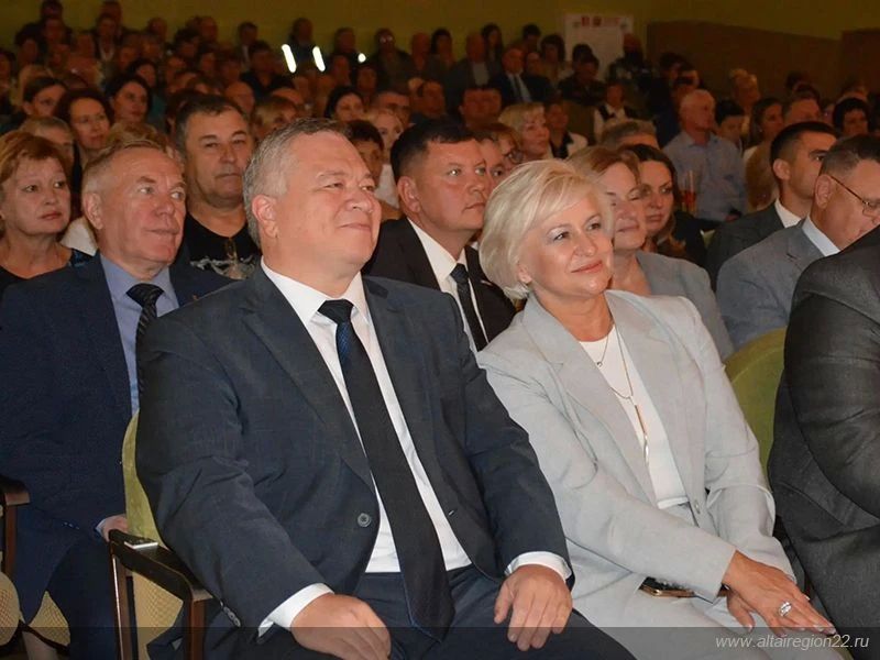 Ирина Акимова приняла участие в торжественной церемонии чествования тружеников Октябрьского района города Барнаула Ирина Акимова приняла участие в торжественной церемонии чествования тружеников Октябрьского района города Барнаула